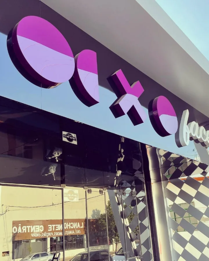 Letreiro em relevo da OXO