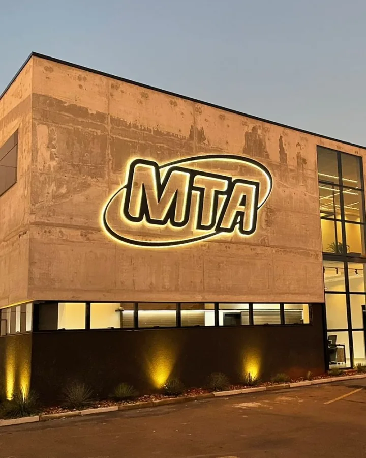 Letra caixa iluminada na fachada da MTA