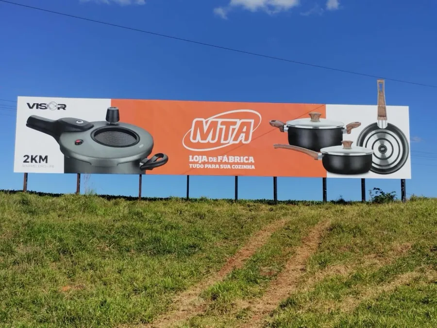 Outdoor da MTA em rodovia