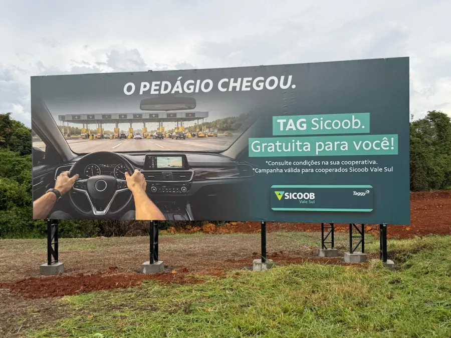 Outdoor da Sicoob instalado em rodovia